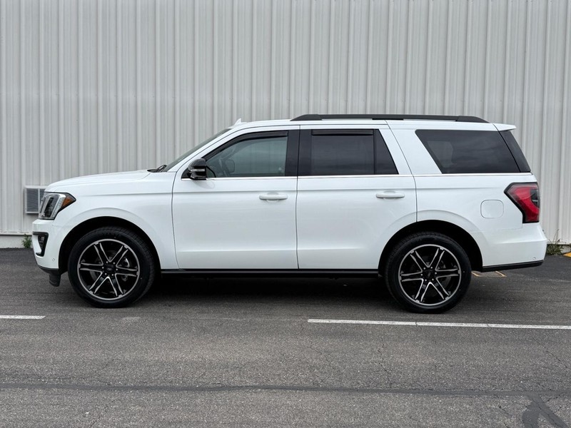 Ford Expedition Vehicle Full-screen Gallery Image 2