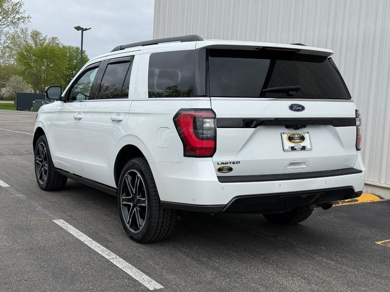 Ford Expedition Vehicle Full-screen Gallery Image 3