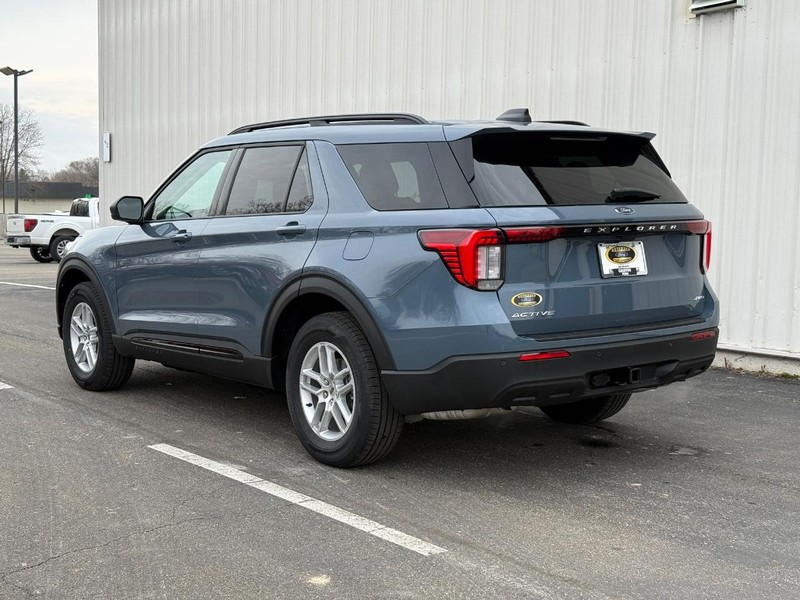 Ford Explorer Vehicle Full-screen Gallery Image 3