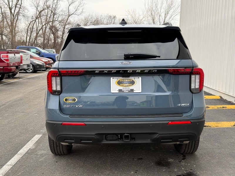 Ford Explorer Vehicle Full-screen Gallery Image 4