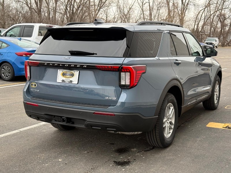 Ford Explorer Vehicle Full-screen Gallery Image 6