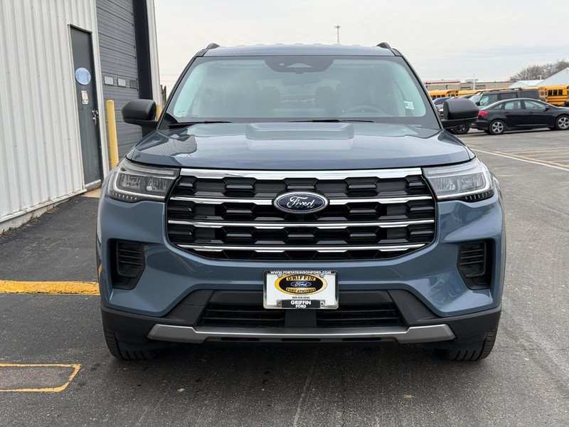Ford Explorer Vehicle Full-screen Gallery Image 8