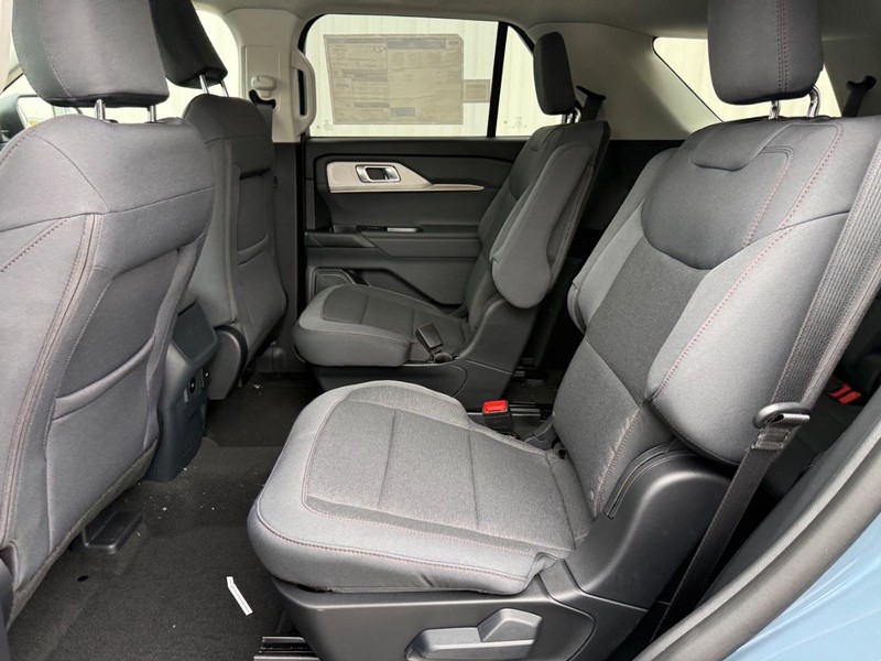 Ford Explorer Vehicle Full-screen Gallery Image 9