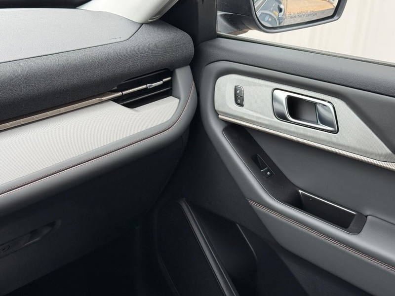 Ford Explorer Vehicle Full-screen Gallery Image 15