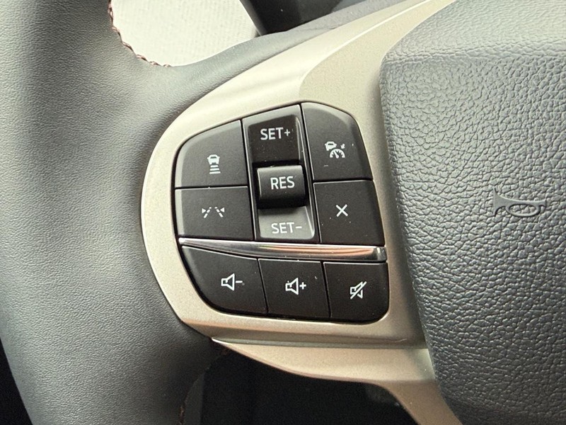 Ford Explorer Vehicle Full-screen Gallery Image 16