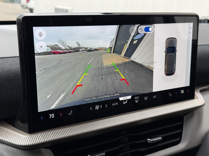 Ford Explorer Vehicle Full-screen Gallery Image 19