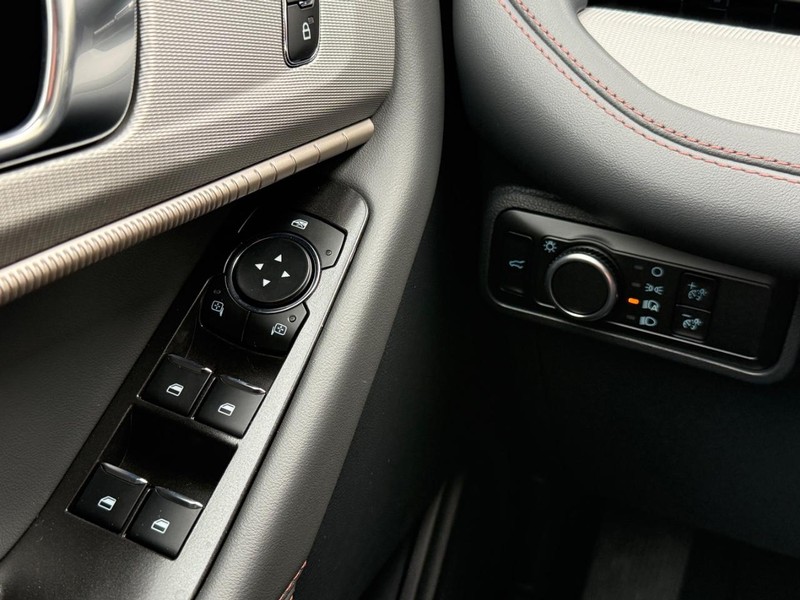 Ford Explorer Vehicle Full-screen Gallery Image 22