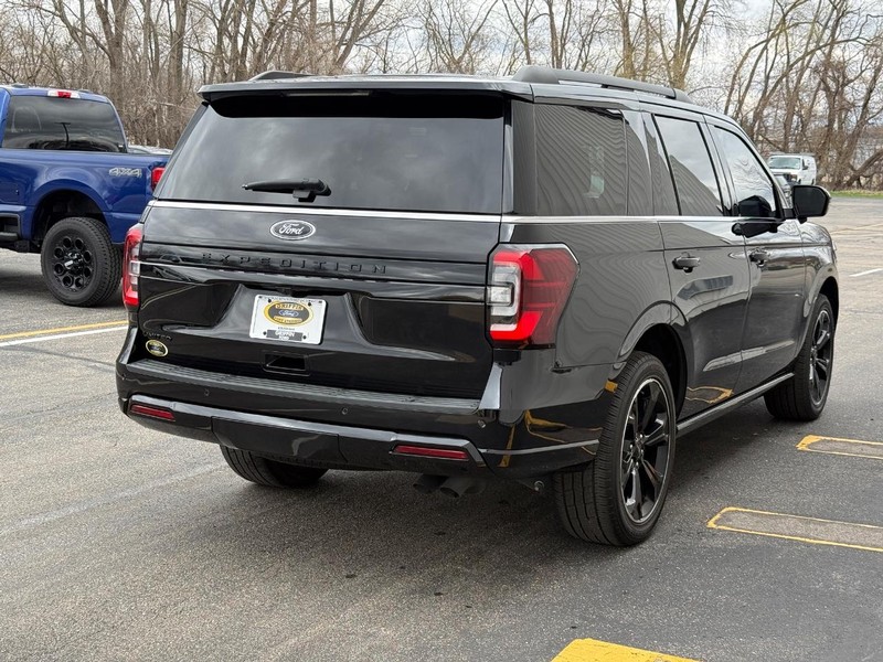 Ford Expedition Vehicle Full-screen Gallery Image 05