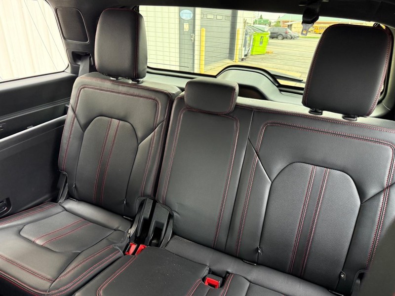 Ford Expedition Vehicle Full-screen Gallery Image 10