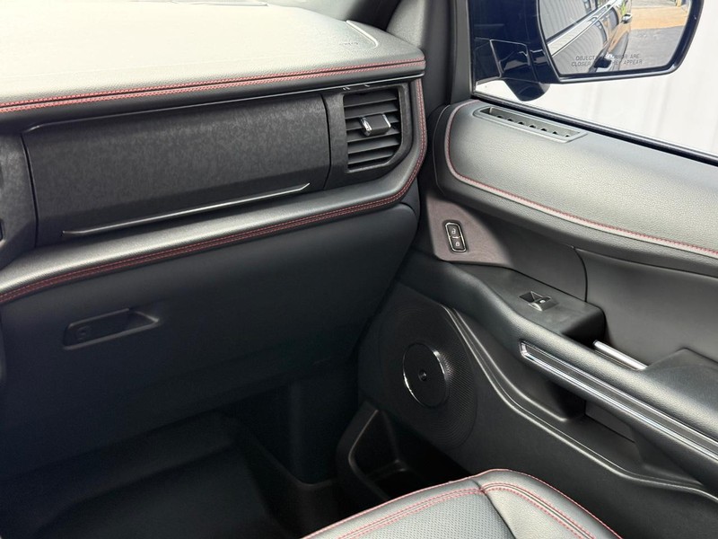 Ford Expedition Vehicle Full-screen Gallery Image 15