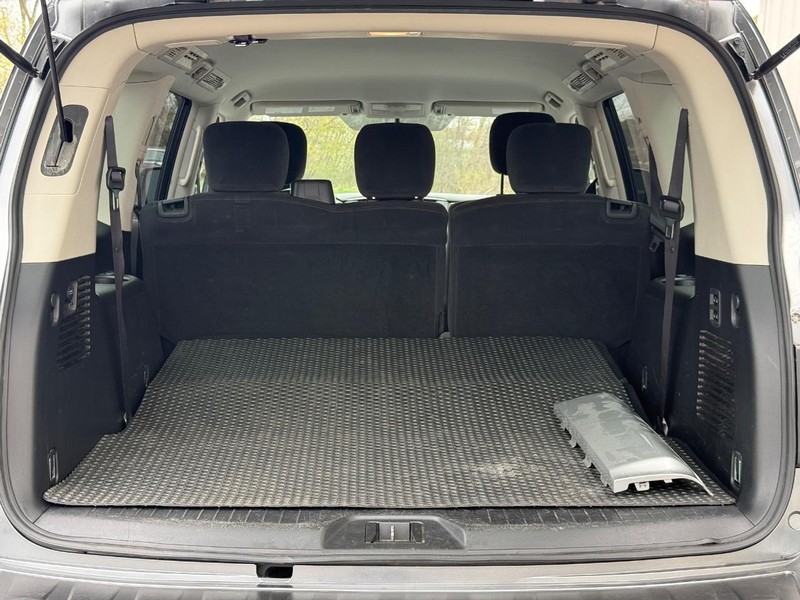 Nissan Armada Vehicle Full-screen Gallery Image 5