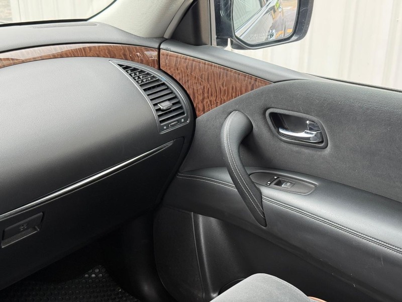 Nissan Armada Vehicle Full-screen Gallery Image 15
