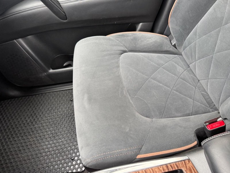 Nissan Armada Vehicle Full-screen Gallery Image 21