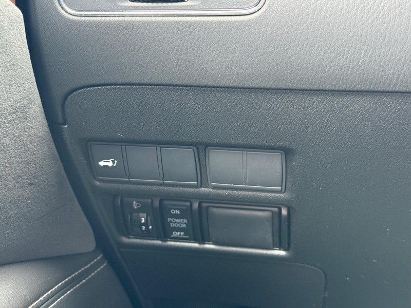 Nissan Armada Vehicle Full-screen Gallery Image 22