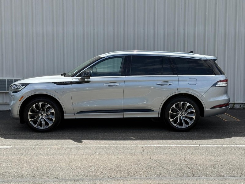 Lincoln Aviator Vehicle Full-screen Gallery Image 3