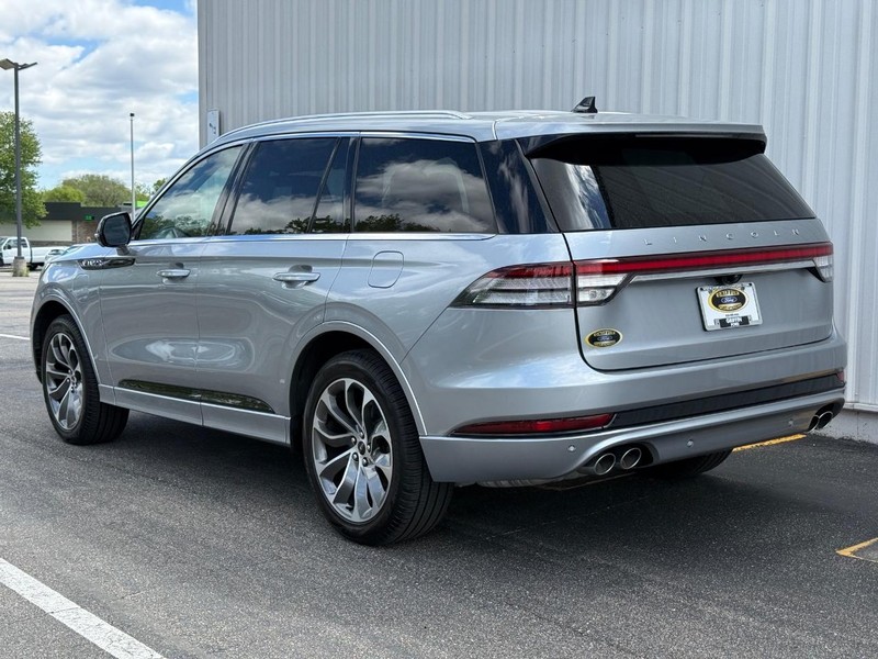 Lincoln Aviator Vehicle Full-screen Gallery Image 4