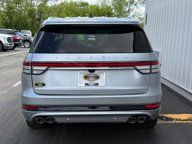 Lincoln Aviator Vehicle Full-screen Gallery Image 5