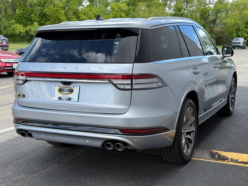 Lincoln Aviator Vehicle Full-screen Gallery Image 6