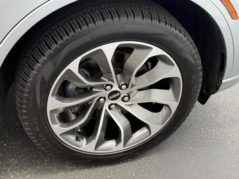 Lincoln Aviator Vehicle Full-screen Gallery Image 8