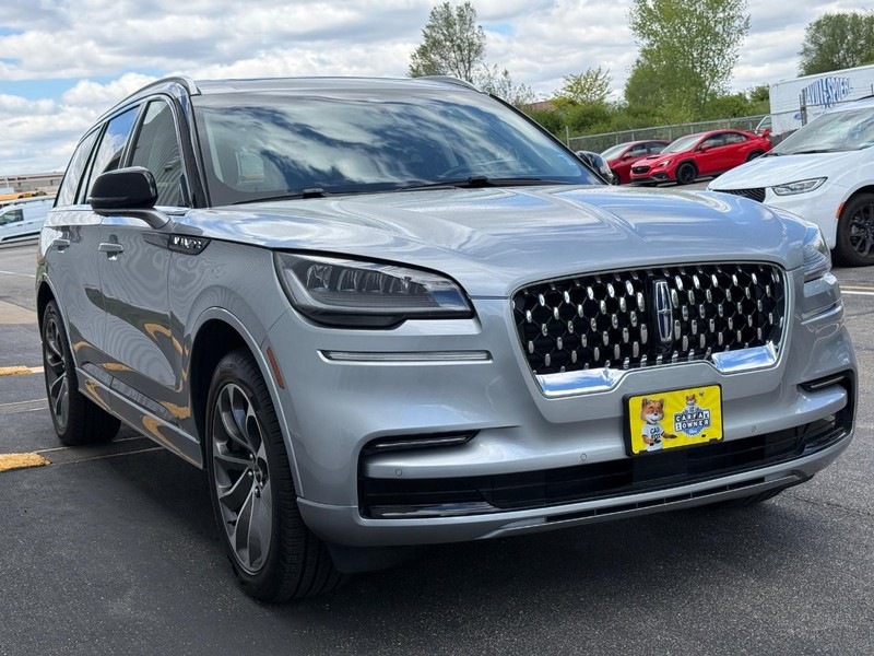 Lincoln Aviator Vehicle Full-screen Gallery Image 9
