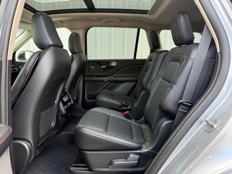 Lincoln Aviator Vehicle Full-screen Gallery Image 12