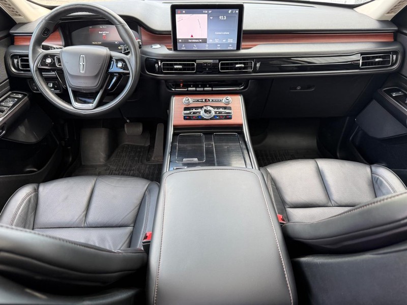 Lincoln Aviator Vehicle Full-screen Gallery Image 15