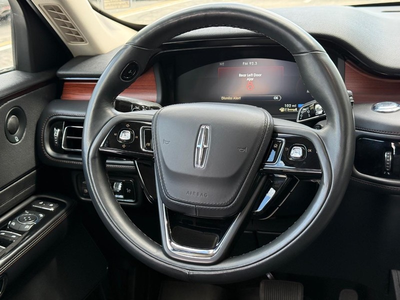 Lincoln Aviator Vehicle Full-screen Gallery Image 16