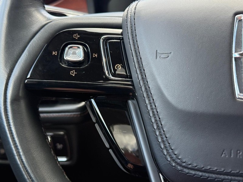 Lincoln Aviator Vehicle Full-screen Gallery Image 17