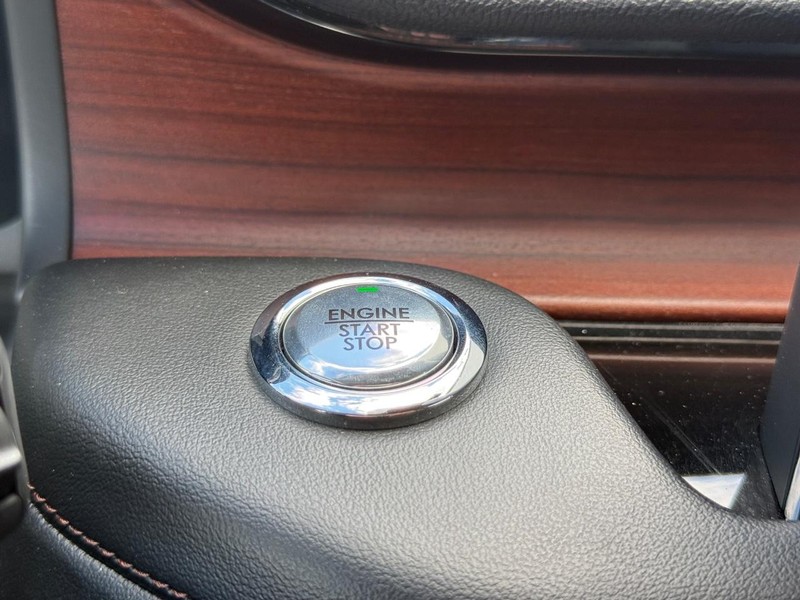 Lincoln Aviator Vehicle Full-screen Gallery Image 19