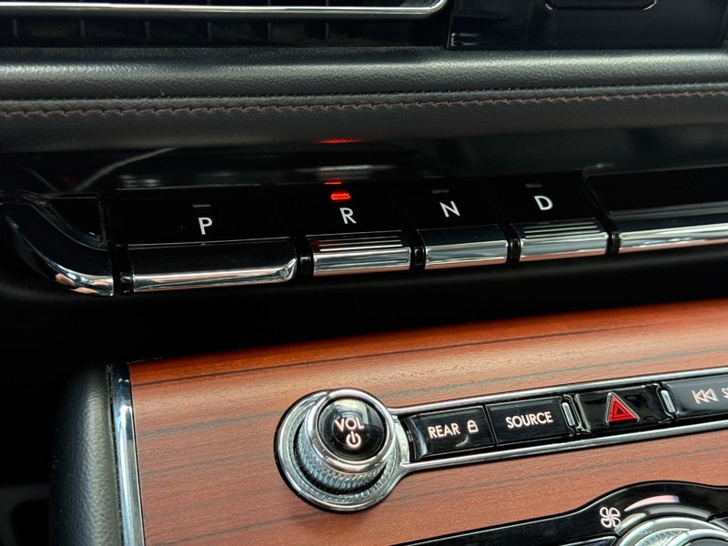 Lincoln Aviator Vehicle Full-screen Gallery Image 22