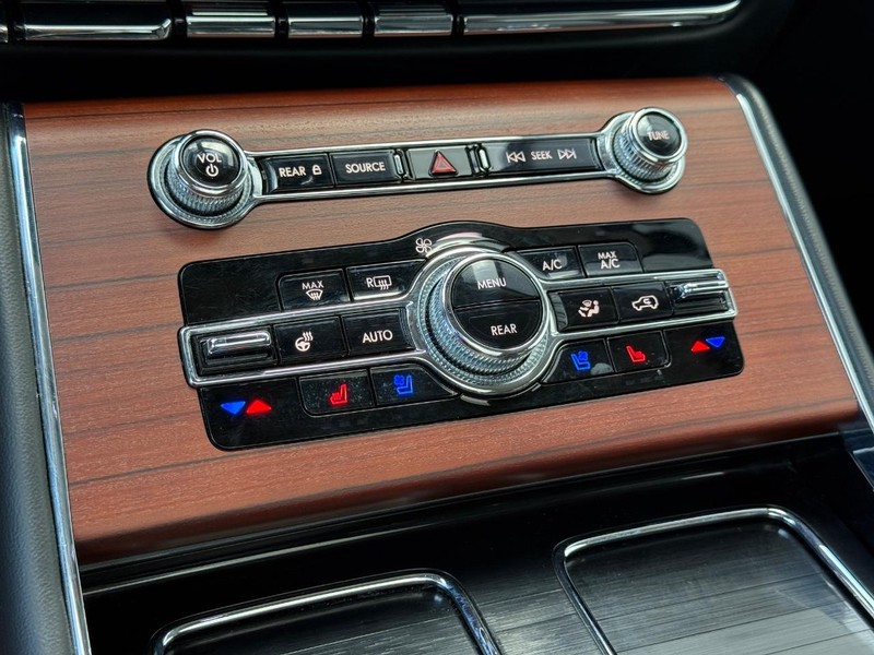 Lincoln Aviator Vehicle Full-screen Gallery Image 23