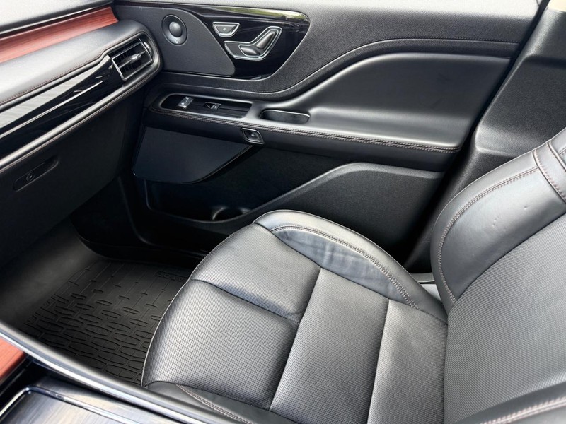 Lincoln Aviator Vehicle Full-screen Gallery Image 24