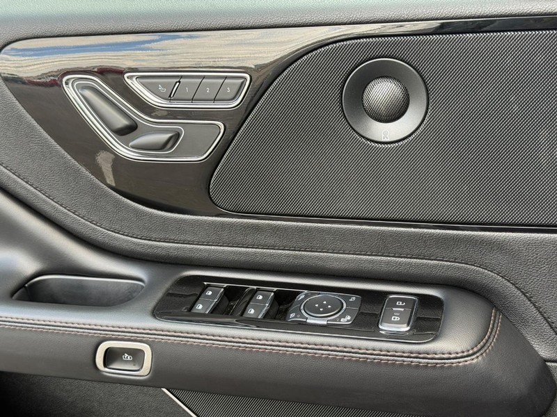 Lincoln Aviator Vehicle Full-screen Gallery Image 26