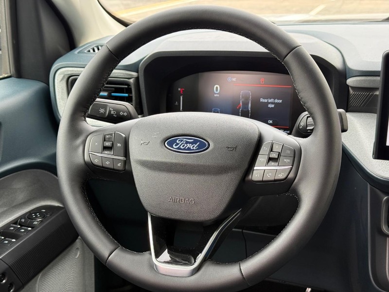 Ford Maverick Vehicle Full-screen Gallery Image 8