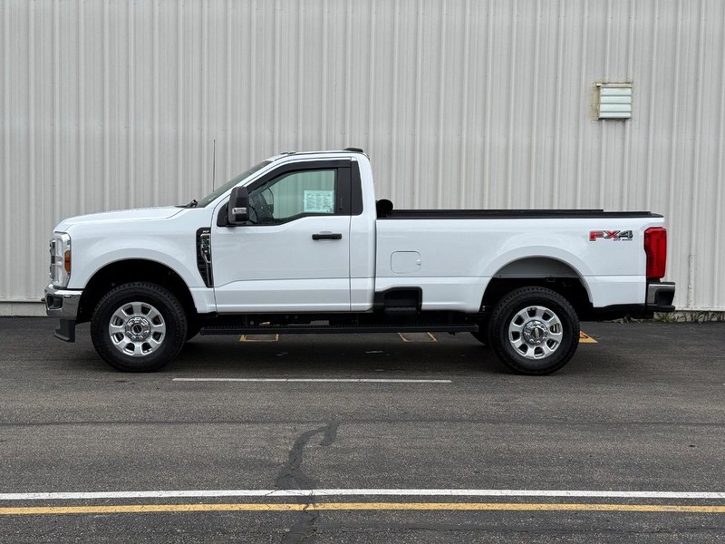 Ford Super Duty F-350 SRW Vehicle Full-screen Gallery Image 2