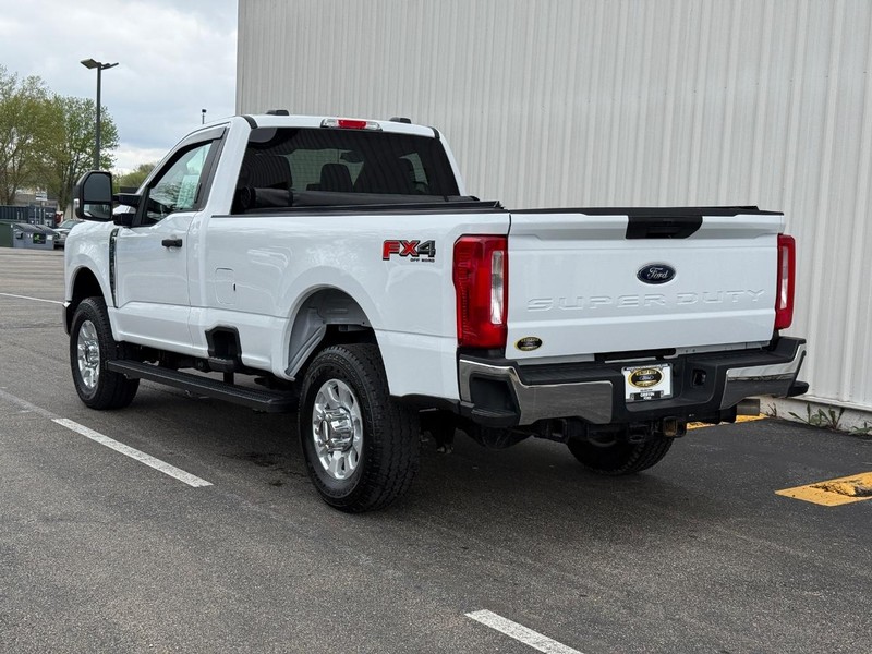 Ford Super Duty F-350 SRW Vehicle Full-screen Gallery Image 3