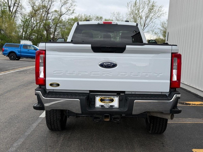 Ford Super Duty F-350 SRW Vehicle Full-screen Gallery Image 4