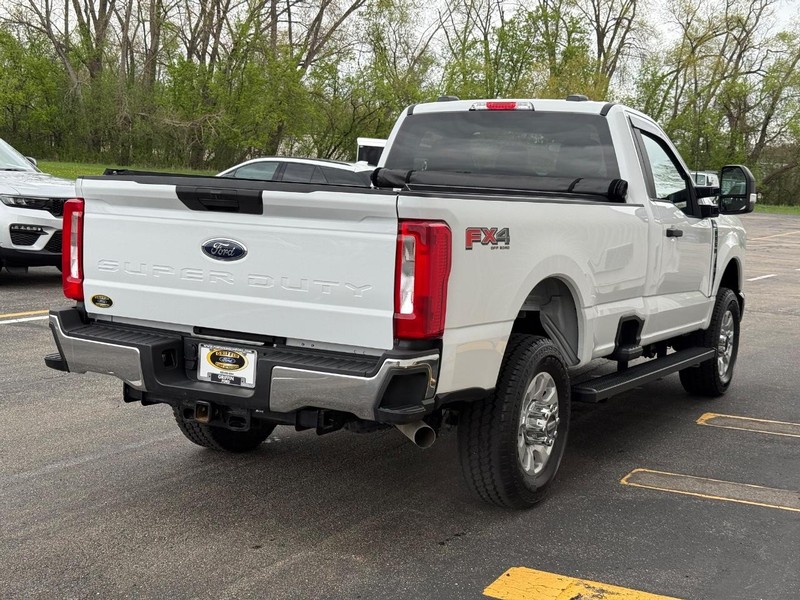 Ford Super Duty F-350 SRW Vehicle Full-screen Gallery Image 6