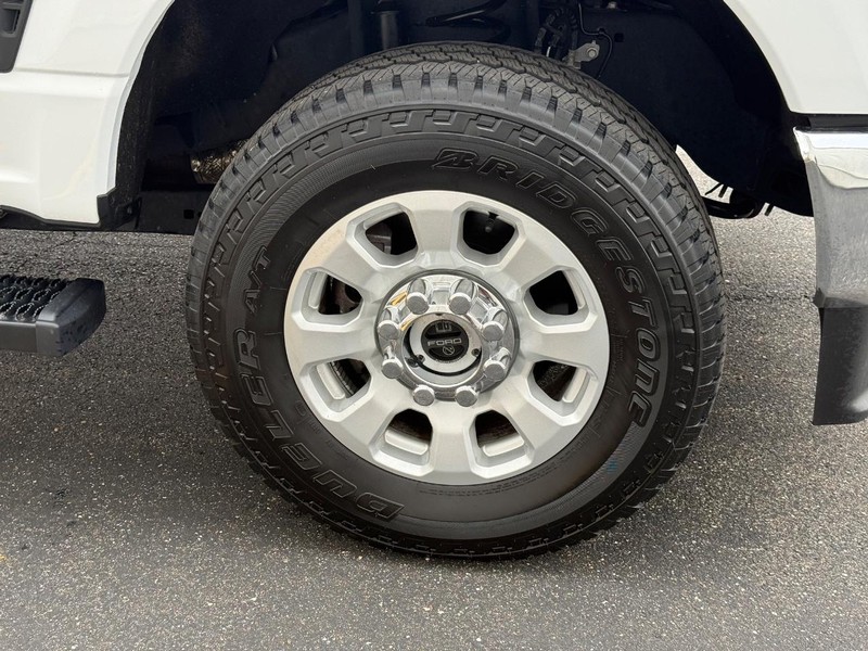 Ford Super Duty F-350 SRW Vehicle Full-screen Gallery Image 7
