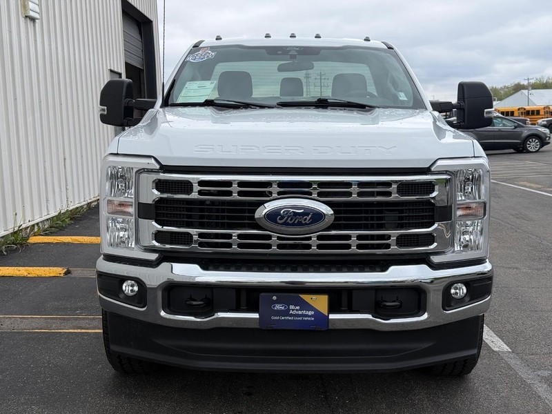 Ford Super Duty F-350 SRW Vehicle Full-screen Gallery Image 8