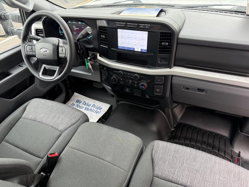 Ford Super Duty F-350 SRW Vehicle Full-screen Gallery Image 9