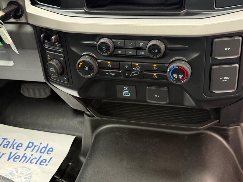 Ford Super Duty F-350 SRW Vehicle Full-screen Gallery Image 11