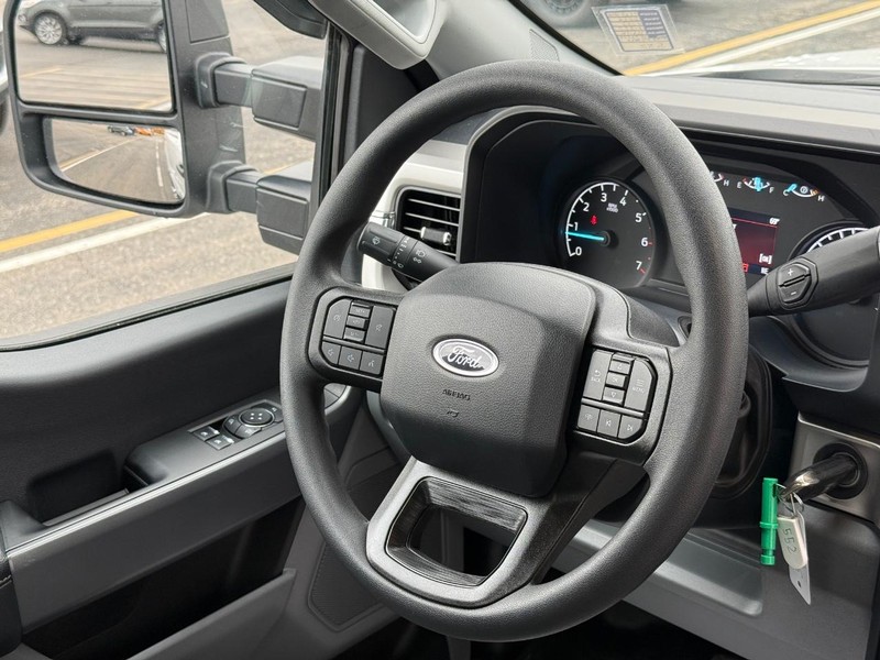 Ford Super Duty F-350 SRW Vehicle Full-screen Gallery Image 12