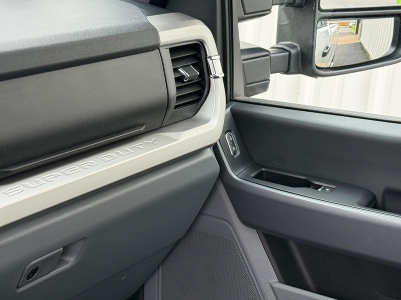 Ford Super Duty F-350 SRW Vehicle Full-screen Gallery Image 13