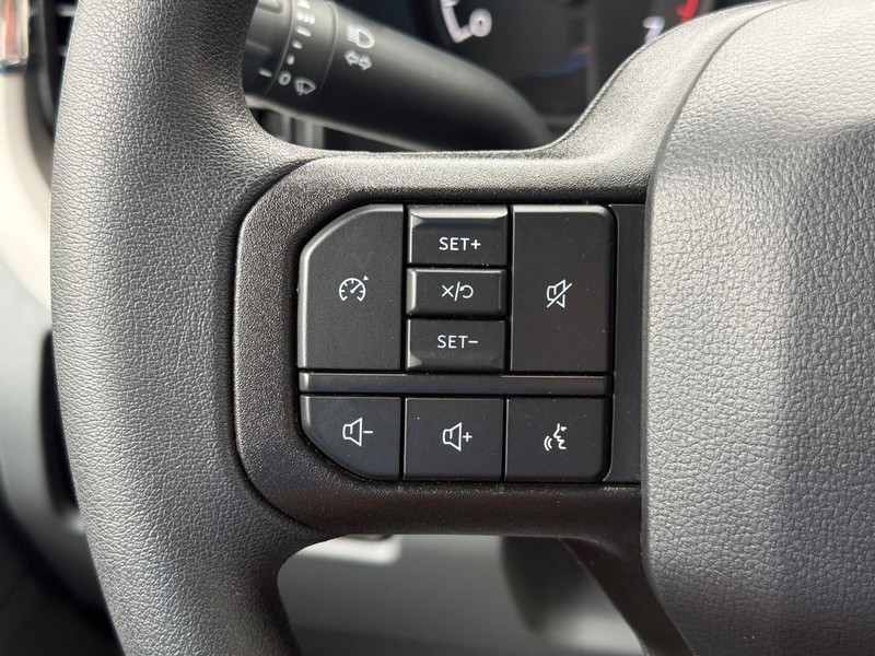Ford Super Duty F-350 SRW Vehicle Full-screen Gallery Image 14