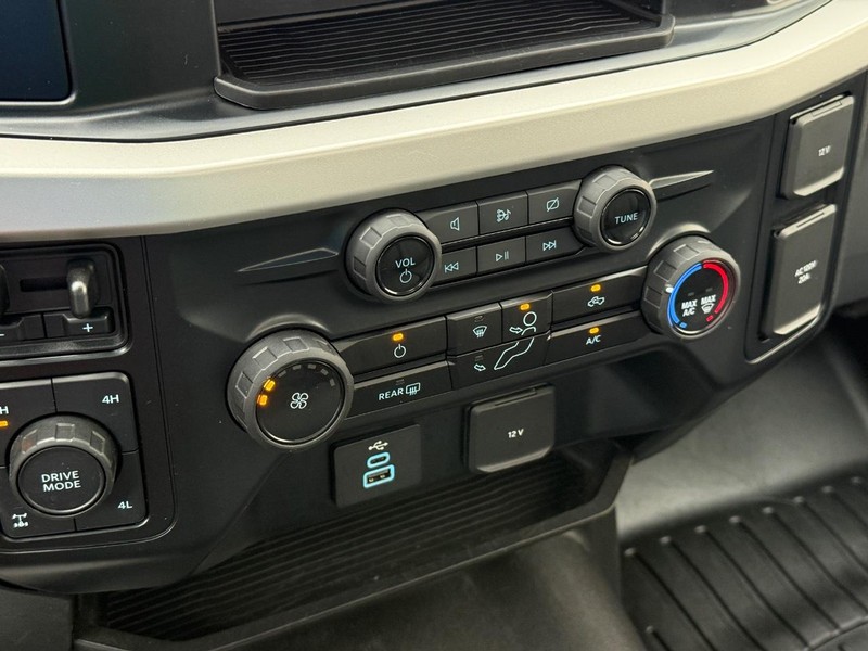 Ford Super Duty F-350 SRW Vehicle Full-screen Gallery Image 18