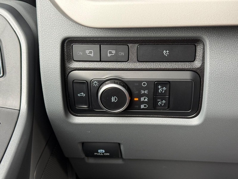 Ford Super Duty F-350 SRW Vehicle Full-screen Gallery Image 20