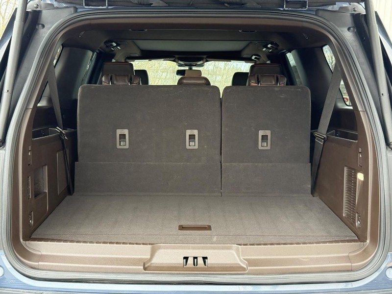 Ford Expedition Max Vehicle Full-screen Gallery Image 04