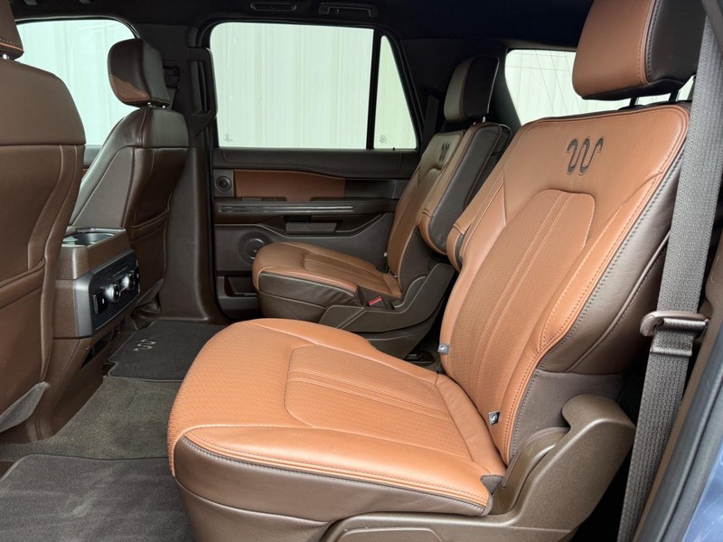 Ford Expedition Max Vehicle Full-screen Gallery Image 08