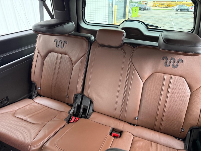 Ford Expedition Max Vehicle Full-screen Gallery Image 09